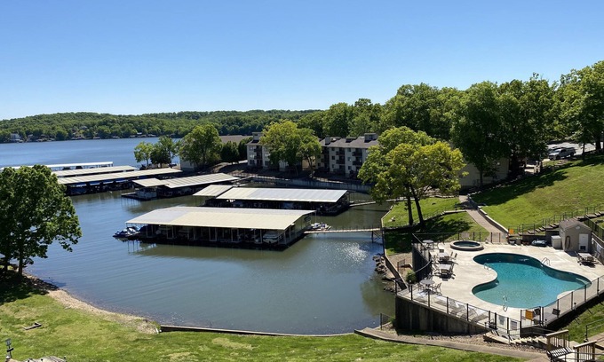 Lake of the Ozarks Condominio | Lakefront Views, Bright & Airy Condo w/ 2 Pools, 2 Hot Tubs & Dock Access