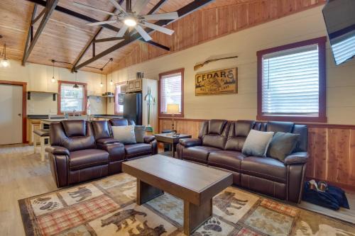 Oakland Casa | Lakefront Bull Shoals Cabin Rental Pets Welcome!