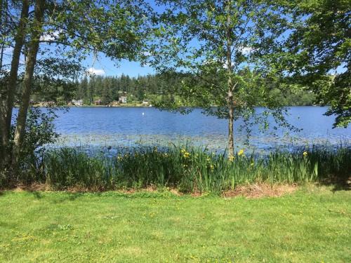 Eatonville Casa | Lakefront Bungalow! 35 Miles To Mt Rainier!