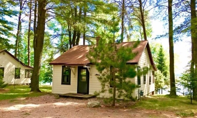 Presque Isle Cabaña | Lakefront Cabin #2 The Bluegill