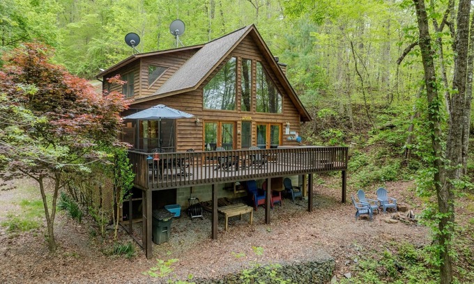 Unaka Cabina | Lakefront Cabin Bordering Nat Park w/ Hot Tub! by RedAwning