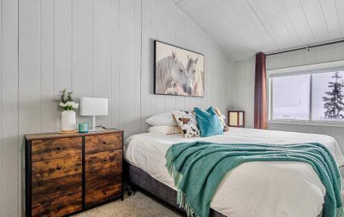 Central Alberta Casa | Lakefront Cabin - Cozy Retreat - 5Beds - TV - Wifi