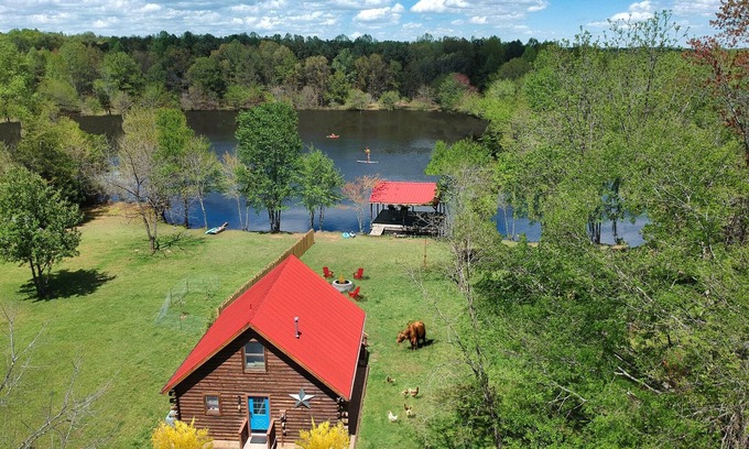 Trevilians Cabina | Cabaña de madera en 142 acres / lago privado con senderos para caminatas / ciclismo