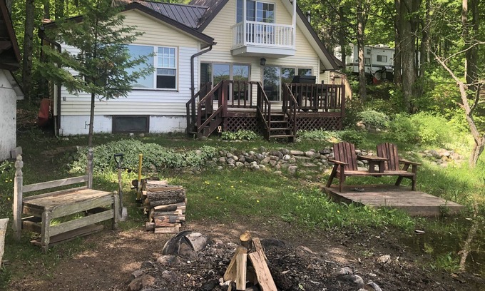 Atlanta Casa | Lakefront cabin getaway near Lewiston