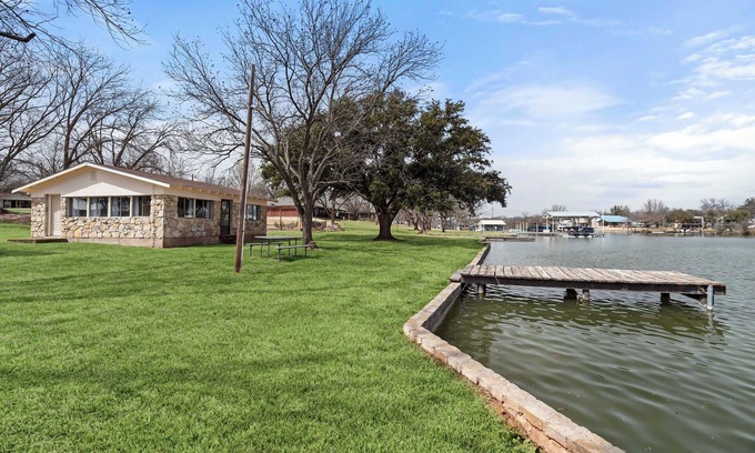 Granbury Cabina | Lakefront Cabin + Guest House Near Granbury Square