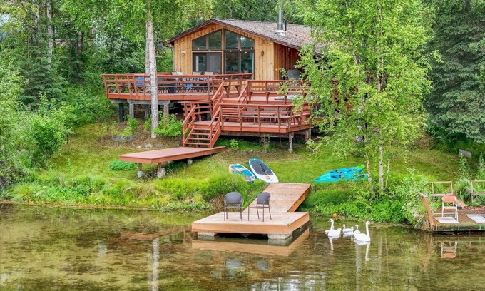 Meadow Lakes Cabina | Lakefront Cabin! Hot tub, woodstove, kayaks, paddle boards. King bed! Sleeps 6.