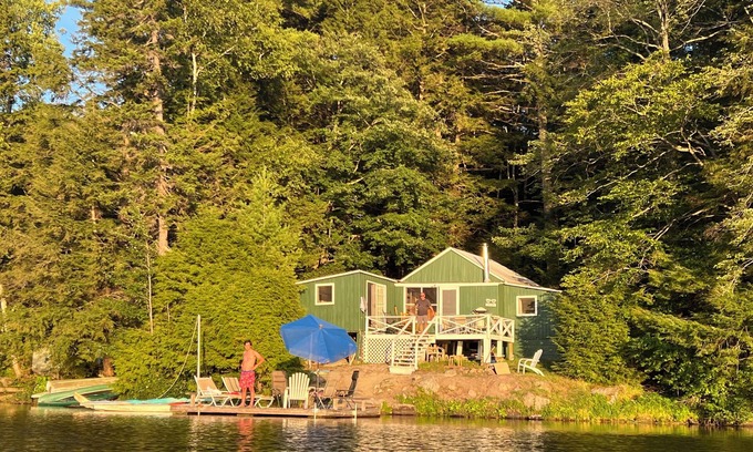 Windsor Cabina | Lakefront Cabin in Beautiful, Quiet Location