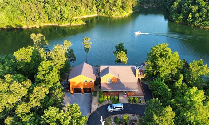 Dandridge Cabina | Lakefront Cabin in Paradise Landing Resort, Mountain Views, Private Dock.