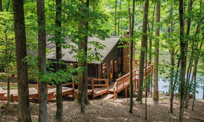 Deep Gap Cabina | Lakefront Cabin in the High Country. Pet Friendly! Kid Friendly!
