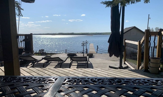 Parkland County Cabina | Lakefront cabin on beautiful Lake Isle.