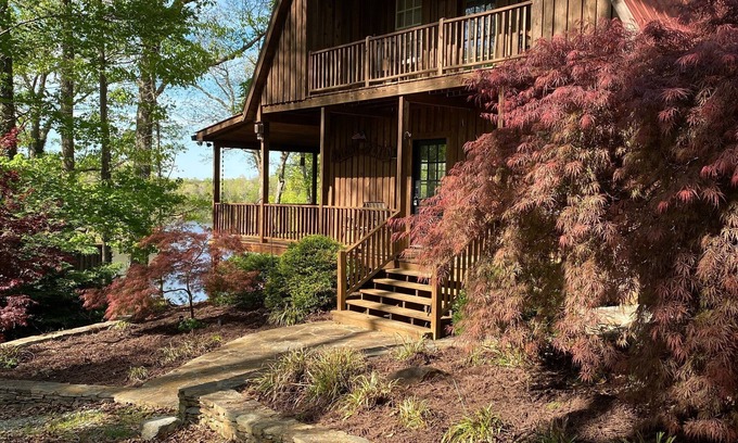Roxboro Casa | Lakefront Cabin on Hyco Lake