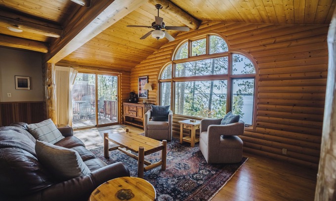 Hayward Cabina | Lakefront Cabin on LCO - The Sunset Escape
