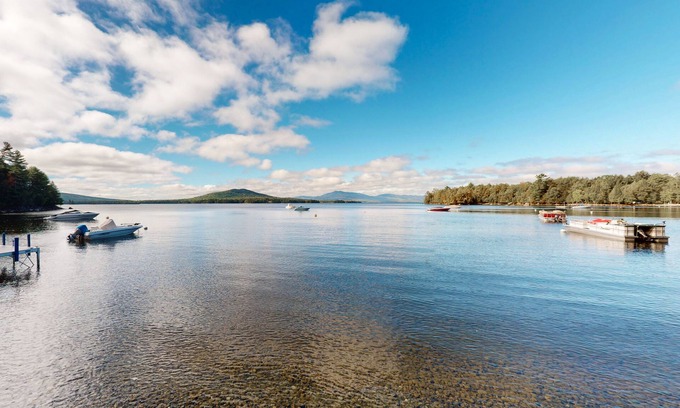 Beaver Cove Cabina | Lakefront Cabin on a Double Lot w/ 500' of Pebble Beach, Outdoor Fireplace, WiFi