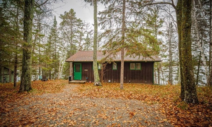 Fifty Lakes Cabina | Hermosa vista del acantilado del lago Mitchell