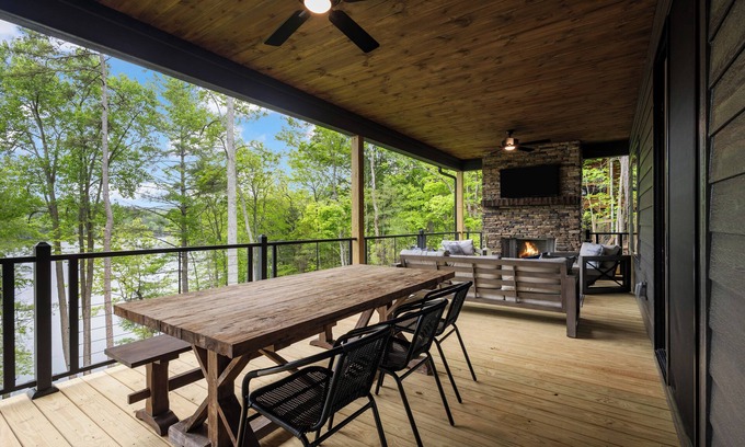 Blairsville Cabina | Lakefront Cabin - Private Dock, Stunning Views, Perfect 4 Families & Groups!