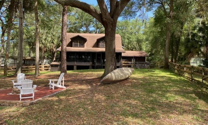 Silver Springs Cabina | Lakefront Cabin in Ocala Forest – Near Springs, Shops, Pet Friendly Getaway