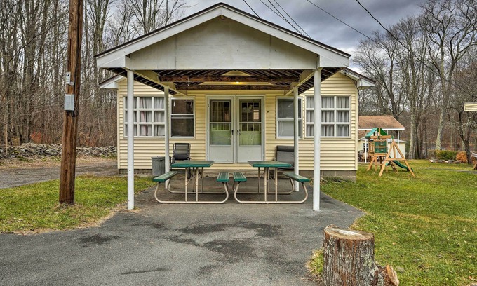 Ellenville Cabina | Lakefront Cabin w/ Canoes + Swimming On-Site