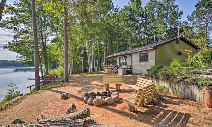 Manistique Cabina | Lakeist Manistique Cabin w / Private Dock + Fire Pit