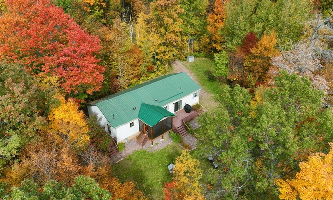Birchwood Cabina | Lakefront Cabin w Screened Deck! Pontoon Rental! 2 Kayaks / Fishing Row Boat!