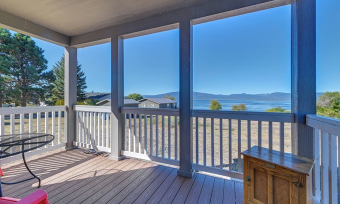 Chiloquin Cabina | Lakefront Cabin w/ Water & Mtn Views in Chiloquin