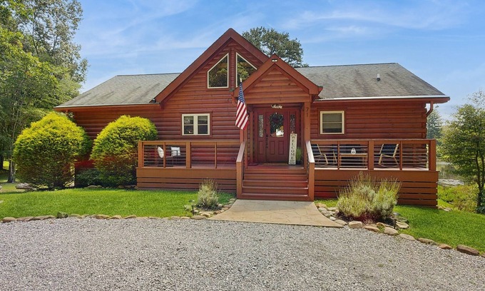 Mills River Cabina | Lakefront cabin with a balcony, firepit, wet bar, washer/dryer, dock, & AC