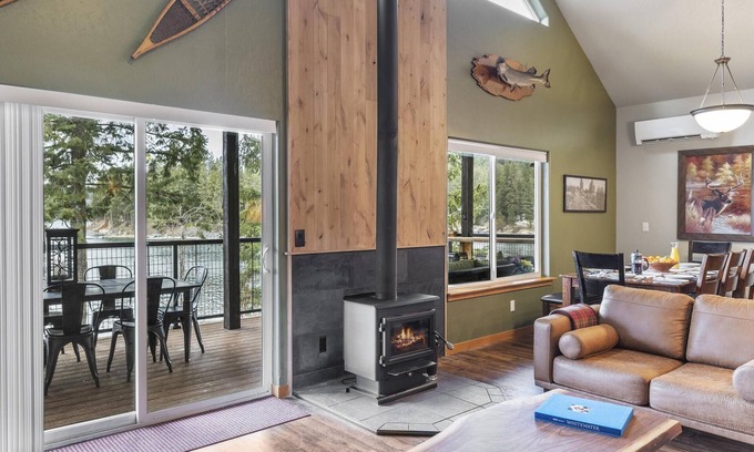 Hayden Cabina | Lakefront Cabin with 2 Decks and Amazing Views. Firepit, Cornhole, Kayaks!