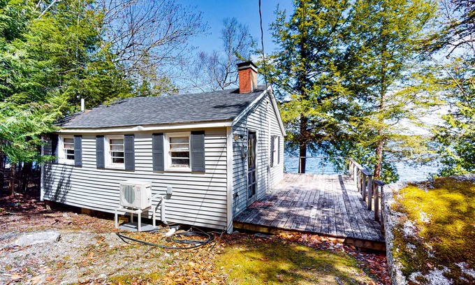Otis Apartamento | Lakefront cabin with deck, grill, screened porch, & firepit - dog-friendly