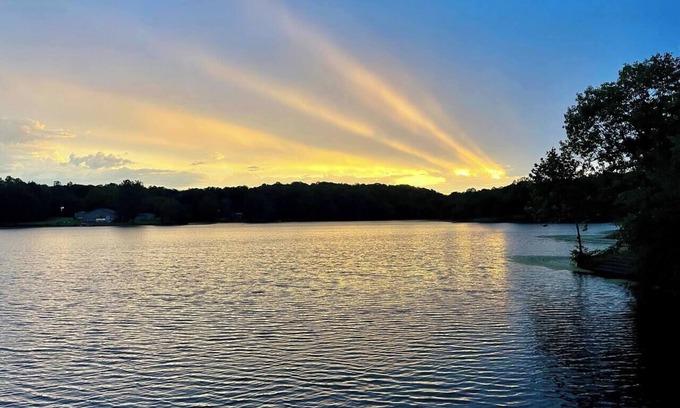 Brookport Casa | Lakefront Cabin with Hot Tub!