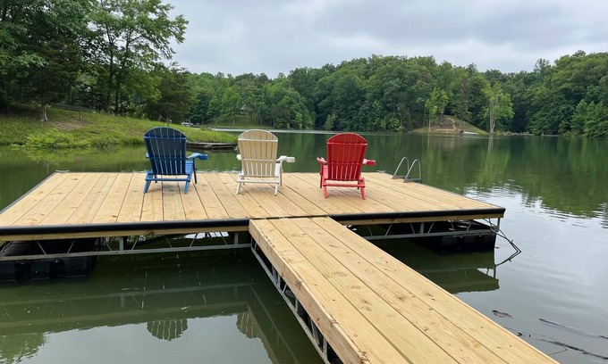 Dandridge Cabina | Lakefront Cabin with private dock, kayaks, fire pit, New hot tub, and cigar room