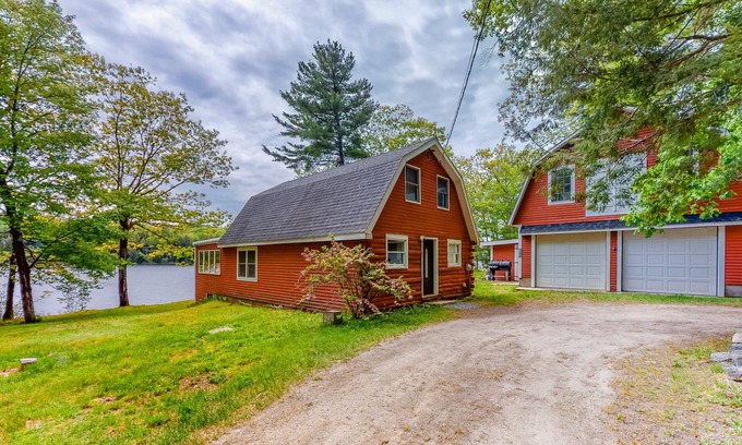 Weeks Mills Cabina | Lakefront cabin with private dock, wood stove, firepit, deck, & grill - 1 dog ok