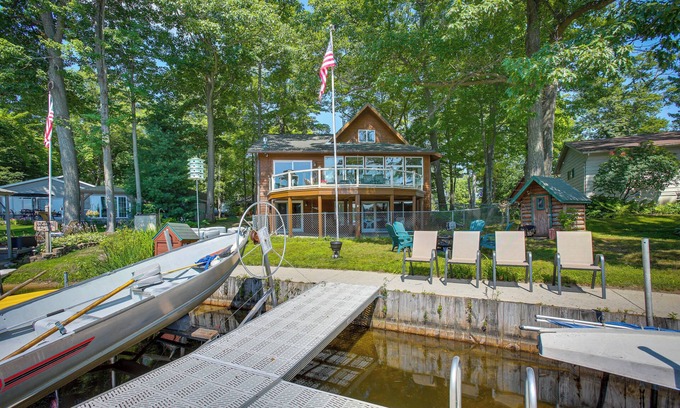 Cadillac Casa | Lakefront Cadillac Retreat w/ Sauna + Boating!
