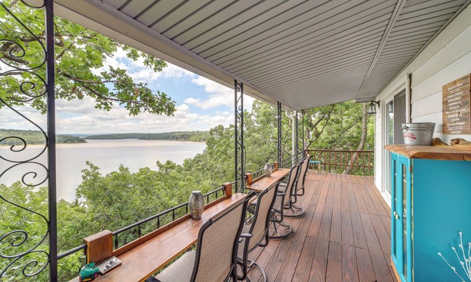 Longtown Casa | Lakefront Canadian Gem: Hot Tub, Decks & Grills