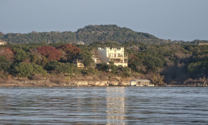 Volente Otro | Lakefront Castle House con cubiertas de varios niveles para 16 personas, cala privada y muelle
