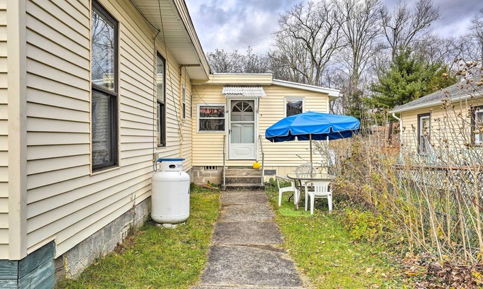 Ellenville Cabina | Lakefront Catskills Cabin w/ Shared Fire Pit