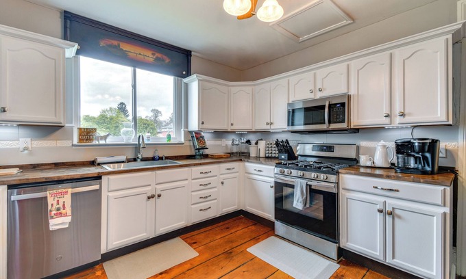Cayuga Cabaña | Lakefront Cayuga Retreat w/ Private Deck & Hot Tub