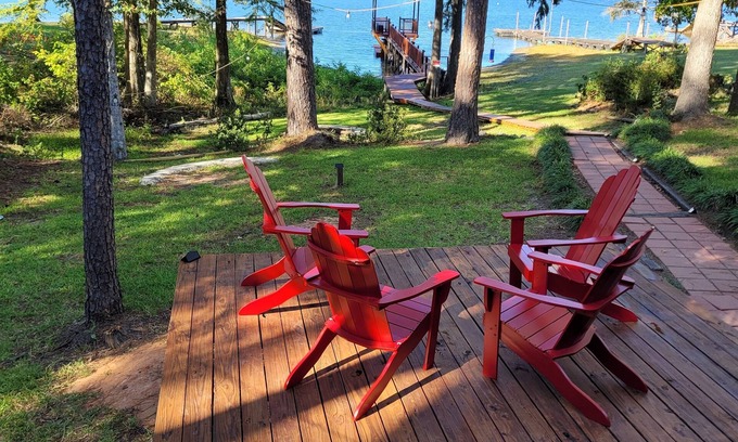 South Toledo Bend Cabina | Lakefront Cedar Cabin-South Toledo Bend-fishing pier,dock-covered parking-pets👌