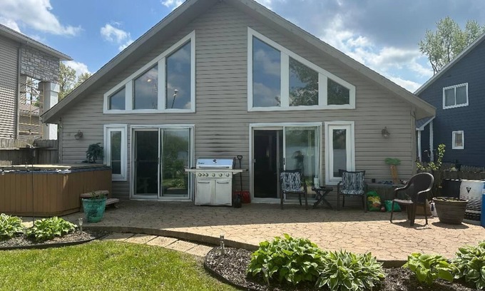 White Lake Casa | “Lakefront Chalet Retreat-Up North Feel, relax & rewind. Hot Tub and fireplace.”