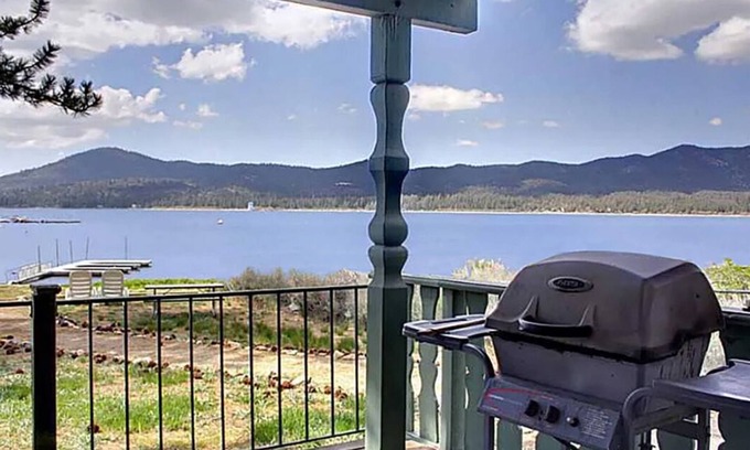 The Village Chalet De Esquí | Lakefront Chalet with Beautiful Views and Easy Walk to the Village