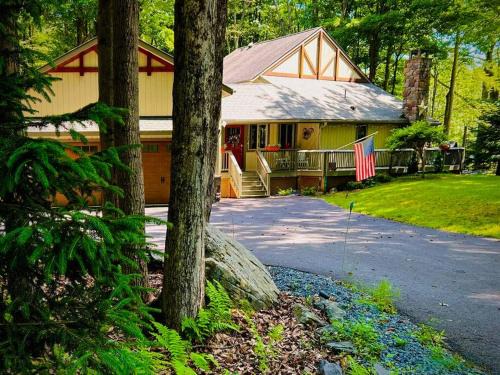 Locust Lake Village Chalet De Esquí | Lakefront Chalet with Pontoon boat & golf cart