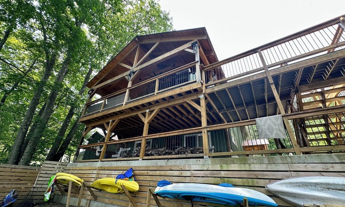 Northville Casa | LAKEFRONT! Sleeps 15, Pet-friendly, Charming Chic Home
