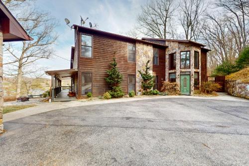 Pulaski Casa | Lakefront Chateau