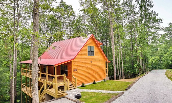 Primrose Cabina | Lakefront Cliffview Retreat w/ Hot Tub & Game Room