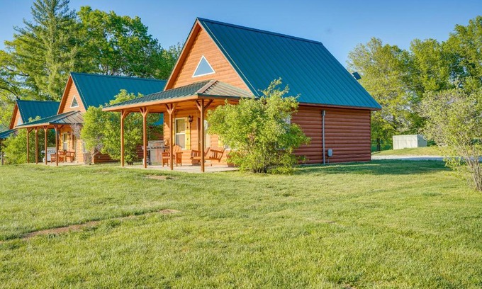 Columbia Casa | Lakefront Columbia Cabin with Porch and Shared Dock