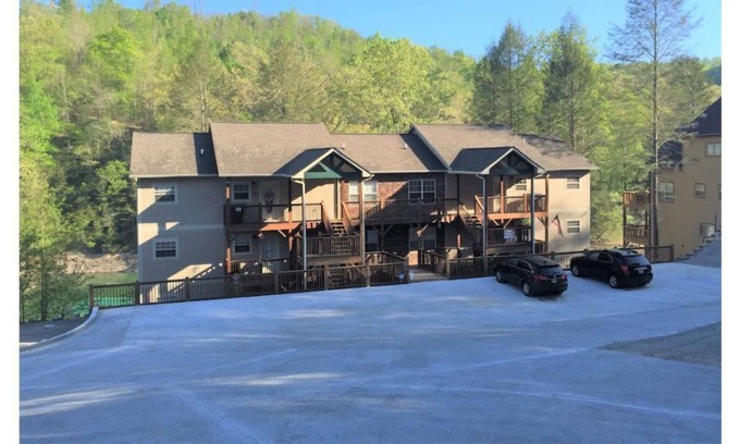 La Follette Condominio | LAKEFRONT CONDO / DECK VIEWS / COVERED SLIP