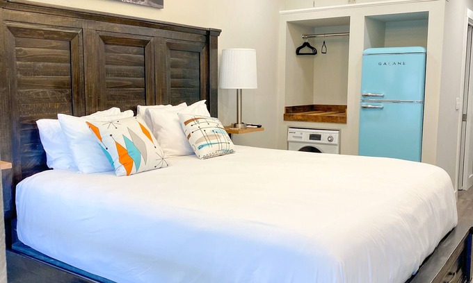 Flat Rock Condominio | Lakefront Condo Historic Flat Rock at Mill House Lodge Sleeps 2 Newly Renovated