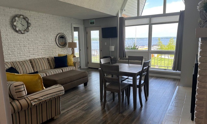 Conway Condominio | Lakefront Condo on Crooked Lake, Family-Friendly, Boat Slip Available