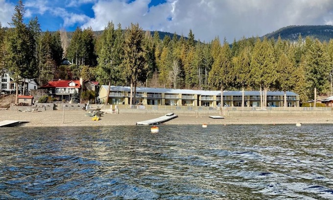 Anglemont Condominio | Condominio frente al lago en el lado soleado del lago Shuswap