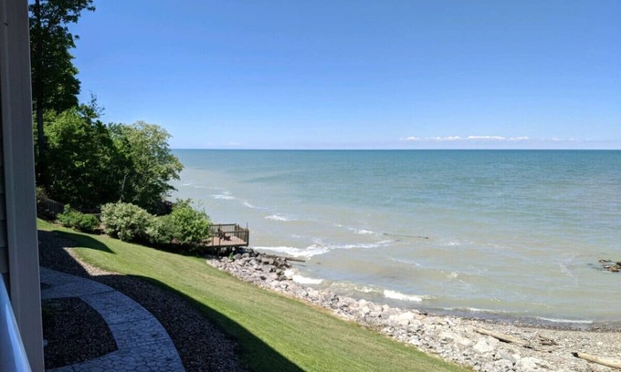 Geneva-on-the-Lake Condominio | Lakefront Condo, Pool, Beach, Wineries, SPIRE