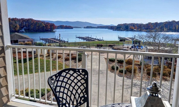 Huddleston Condominio | Lakefront Condo Resort, Amazing Lake & Mountain Views + Abundant Amenities