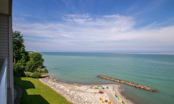 Geneva-on-the-Lake Condominio | Condominio frente al lago con playa privada y piscina cubierta.